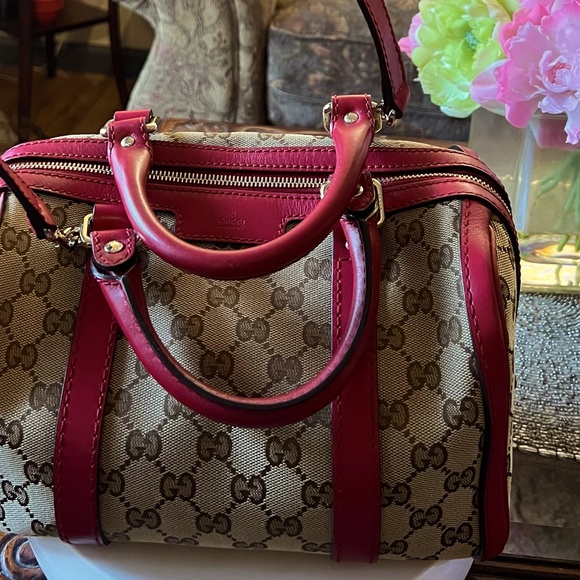 Authentic Gucci Crossbody/Handbag in like-new condition - Picture 1 of 2